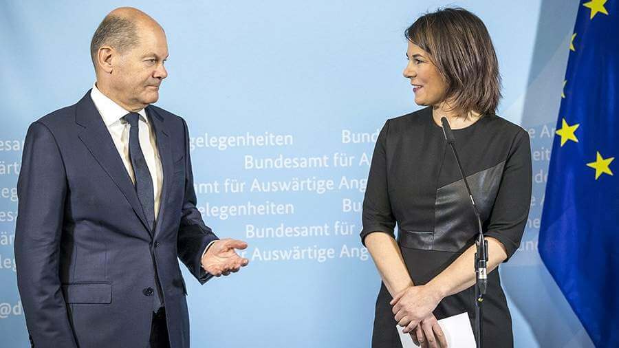 Bavarian PM urges Scholz to limit Burbock in her statements
