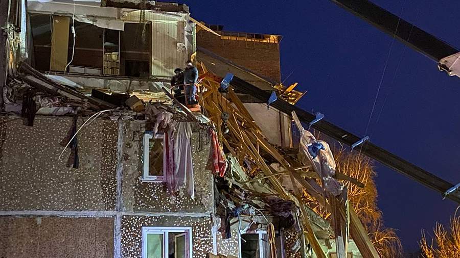In Efremov, an entrance partially collapsed from a gas explosion is being dismantled
