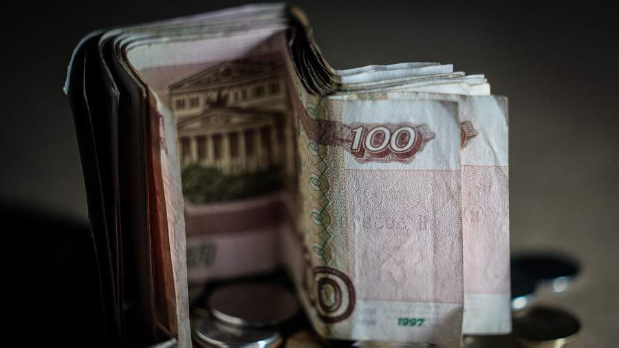 In Moscow, a pensioner threw 900 thousand rubles out of the window to a fraudster
