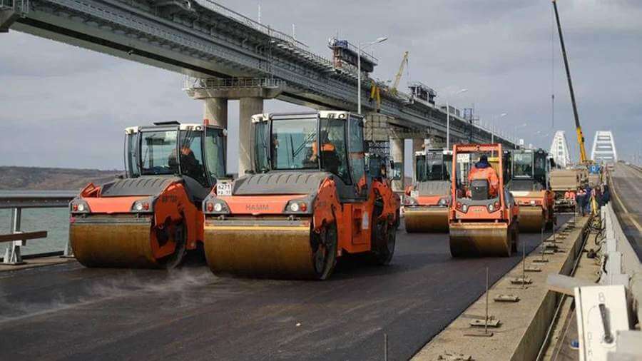 Khusnullin spoke about laying the first layer of asphalt on the Crimean bridge
