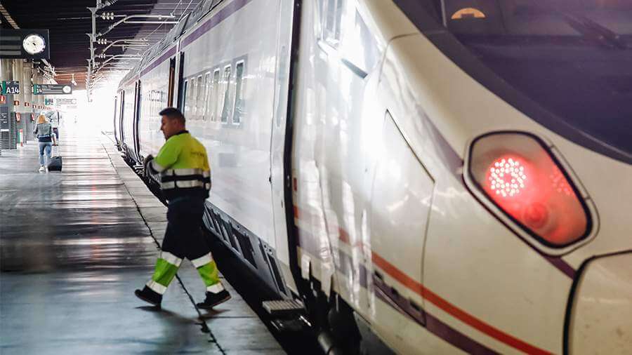 Spain spends €258m to buy trains that don't fit into tunnels
